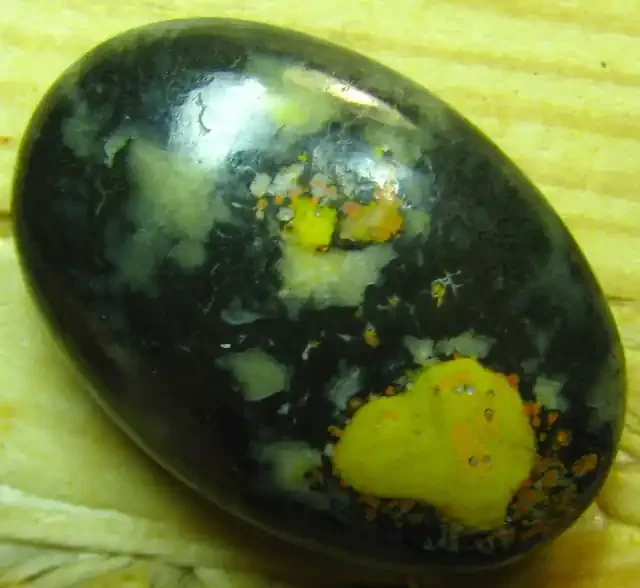 ECLIPSE CABOCHON STONE FROM INDONESIA 22.30 CTS