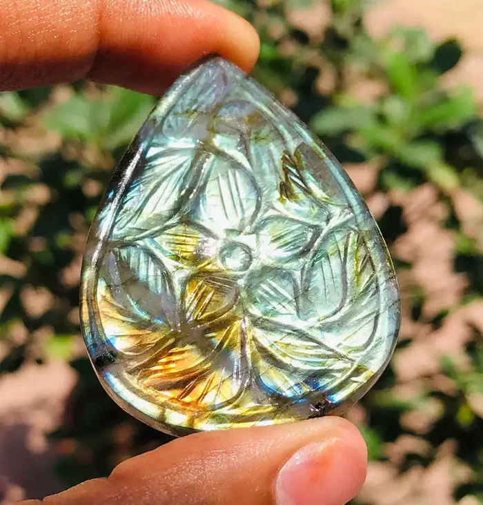Genuine 120.00 Cts Blue & Green Flash Labradorite Moghal Carved Gem 6-J465