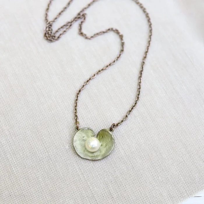 Geranium Pendant with White Pearl