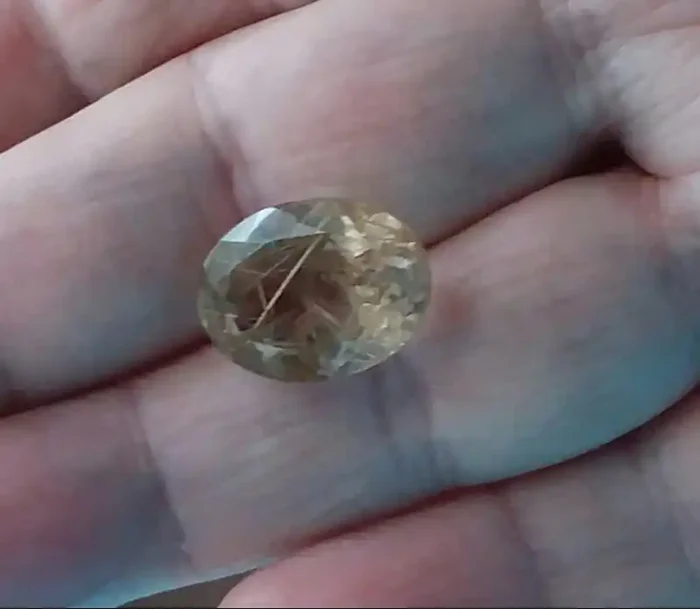 GOLDEN RUTILATED QUARTZ 9.40 CTW. OVAL CUT GEMSTONE