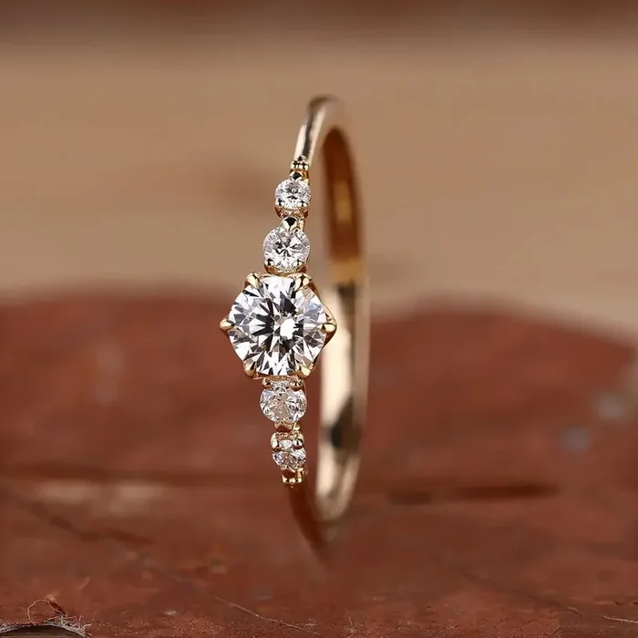 Helloice 0.68CT Round Cut VVS Moissanite S925 Silver Engagement Ring