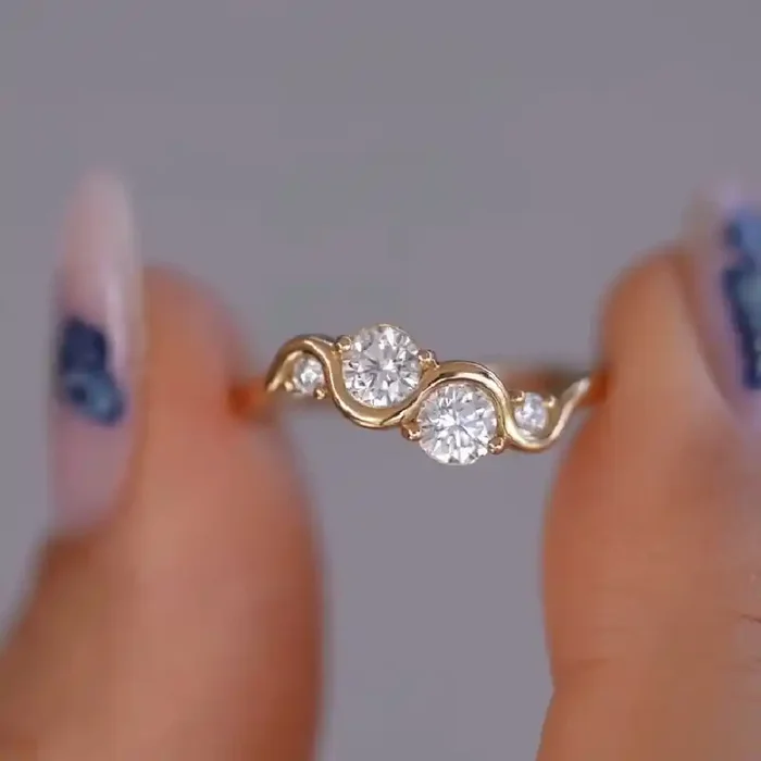 Helloice 1.06CT Round Cut VVS Moissanite Wave-Set Engagement Ring