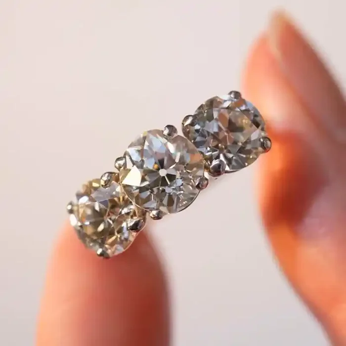 Helloice 2.5CT Round Cut VVS Moissanite Three Stone Engagement Ring