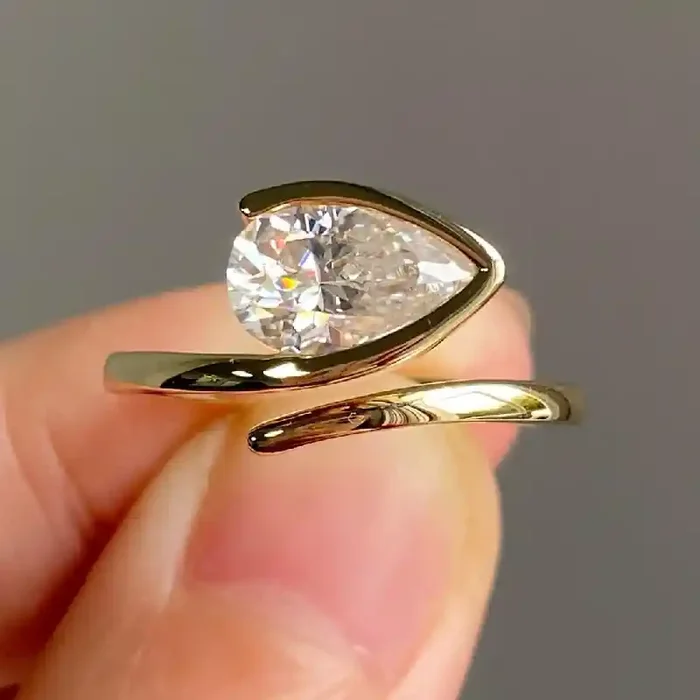 Helloice 2CT Pear Cut VVS Moissanite Engagement Ring