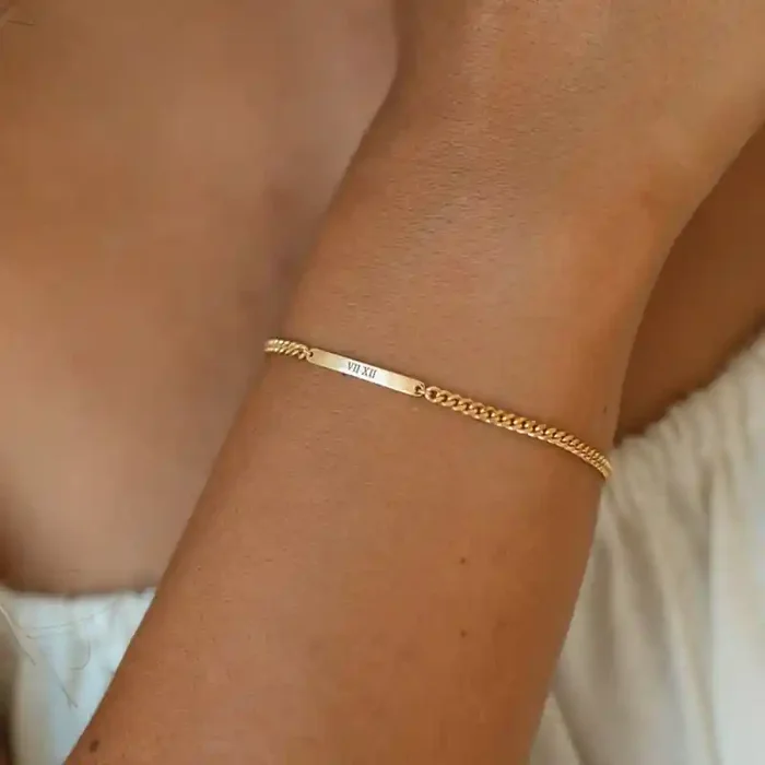 Helloice Engraved Bar Curb Chain Bracelet
