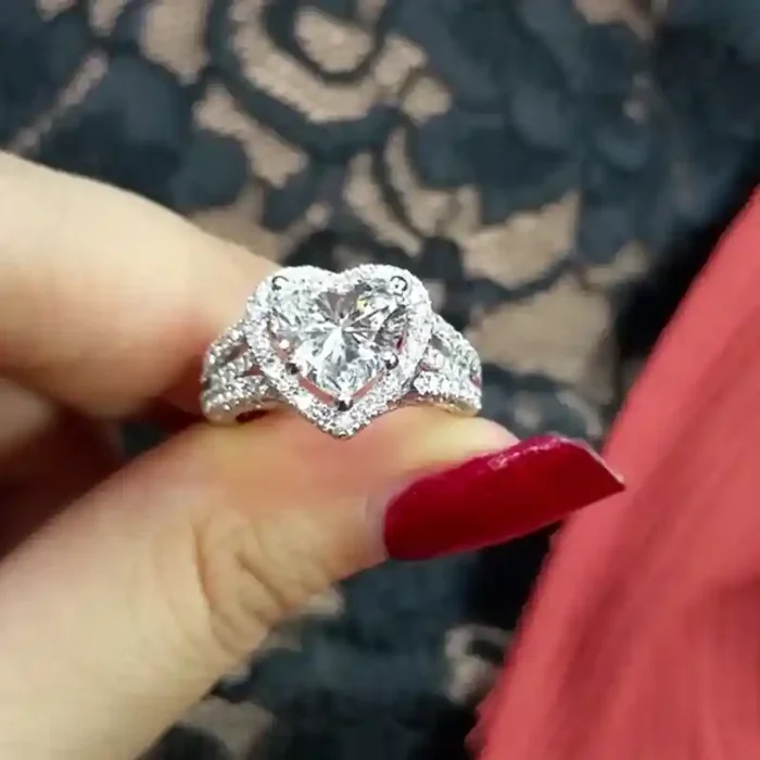 Helloice Shiny Heart-Shaped Eternal Halo Engagement Ring in S925 Sterling Silver
