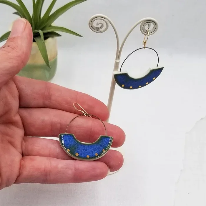 HOOP EARRING WITH CUTOUT