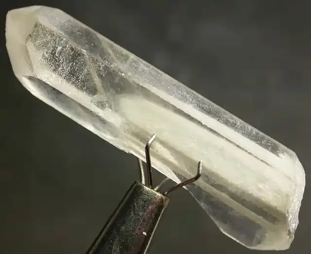 NATURAL CRYSTAL WITH INCLUSIONS TERMINATED 22.45CTS [MX9211]