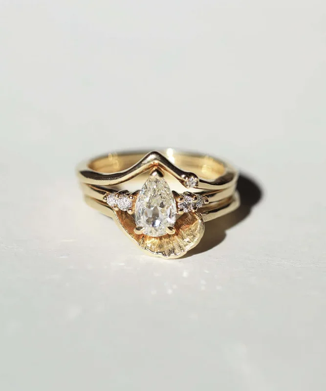 Ona Pear Diamond Ring l Fern Ring Gold l Knife Edge ‘V’ Ring with Diamond