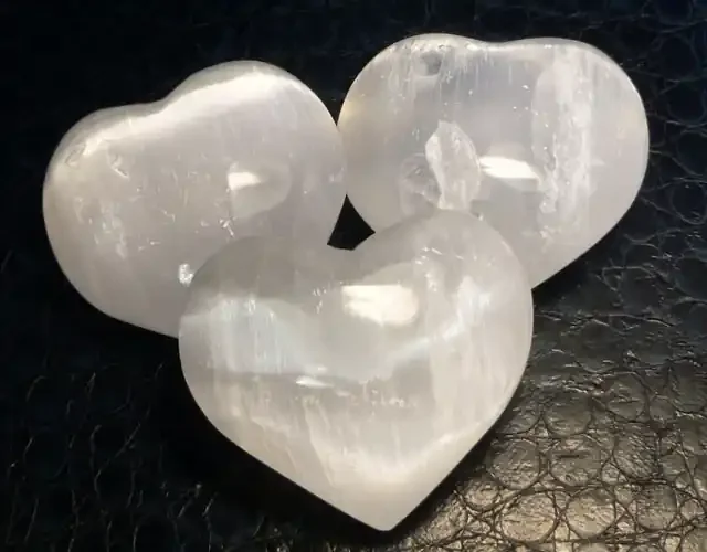 PARCEL OF 3 SELENITE HEART SHAPE CARATS 959 RT1739