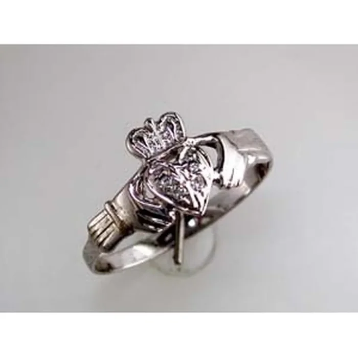 Royal 14K White Gold Heart Diamond Ring – Symbol of Everlasting Love