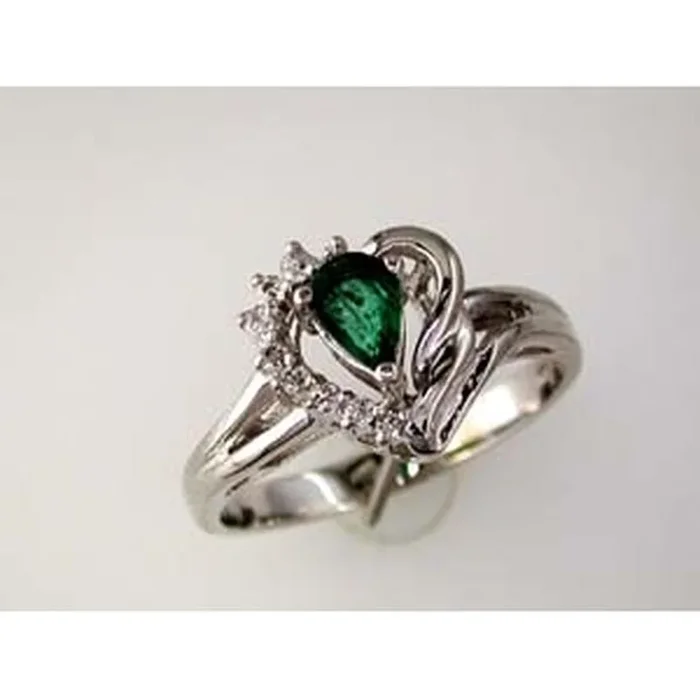 Royal 14K White Gold Heart-Shaped Emerald and Diamond Ring – Timeless Love