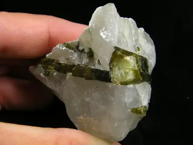TOURMALINE IN QUARTZ SPECIMEN 320 CARATS MY T 819