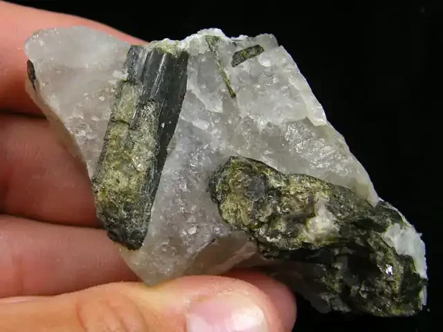 TOURMALINE IN QUARTZ SPECIMEN 334 CARATS MY T 829